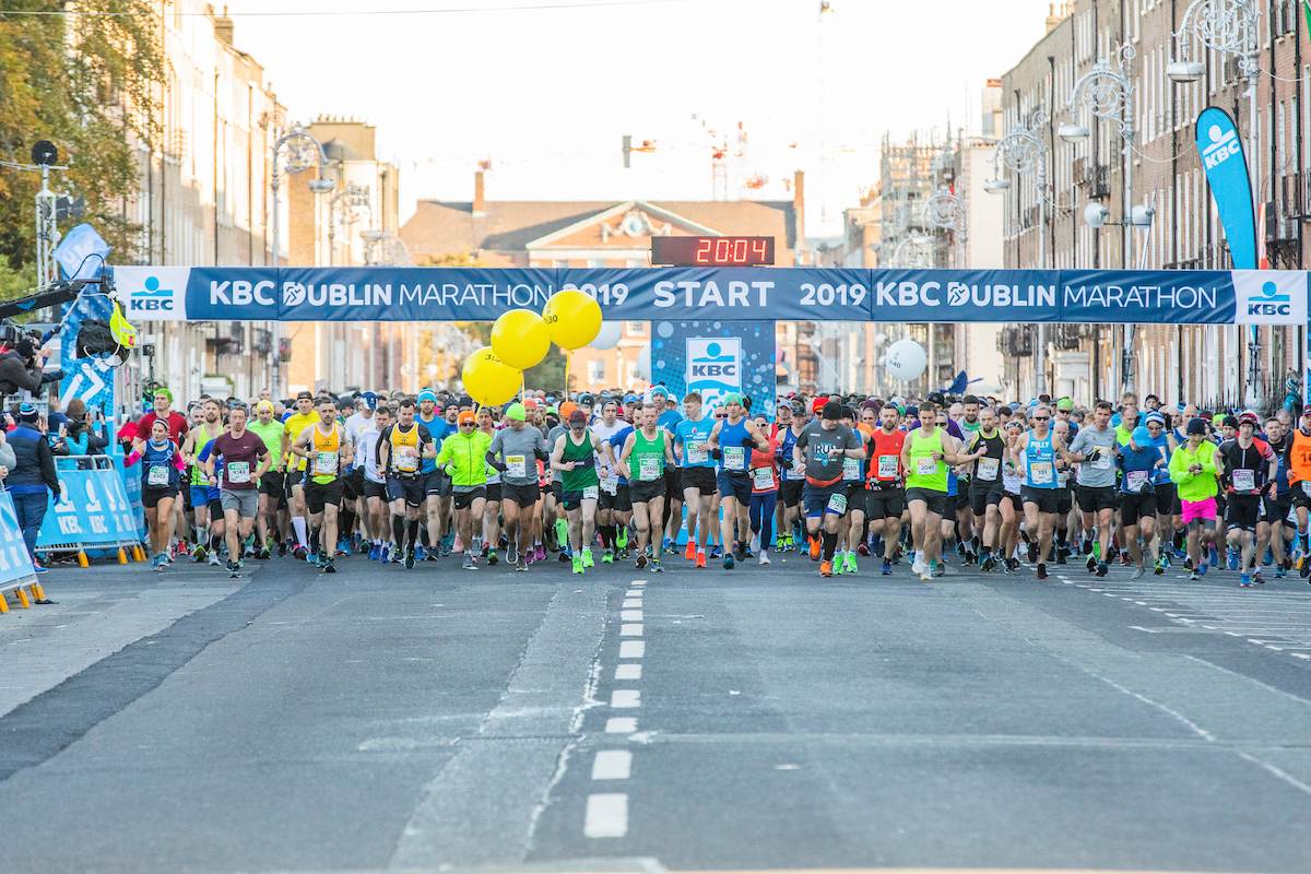 People at start line of Dublin Marathon, starting to run the race.
