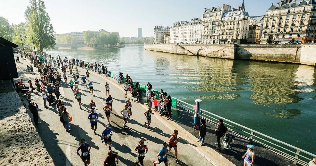 Runners in the Paris Marathon